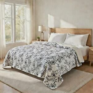 Cozy Queen Size Blanket - Plush & Warm with Vibrant Colors, Flower Brown